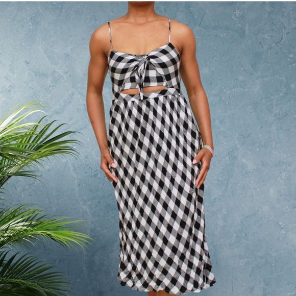 Dex - Brand new never worn.This maxi dress is adorable with a little peekaboo - - Picture 2 of 4